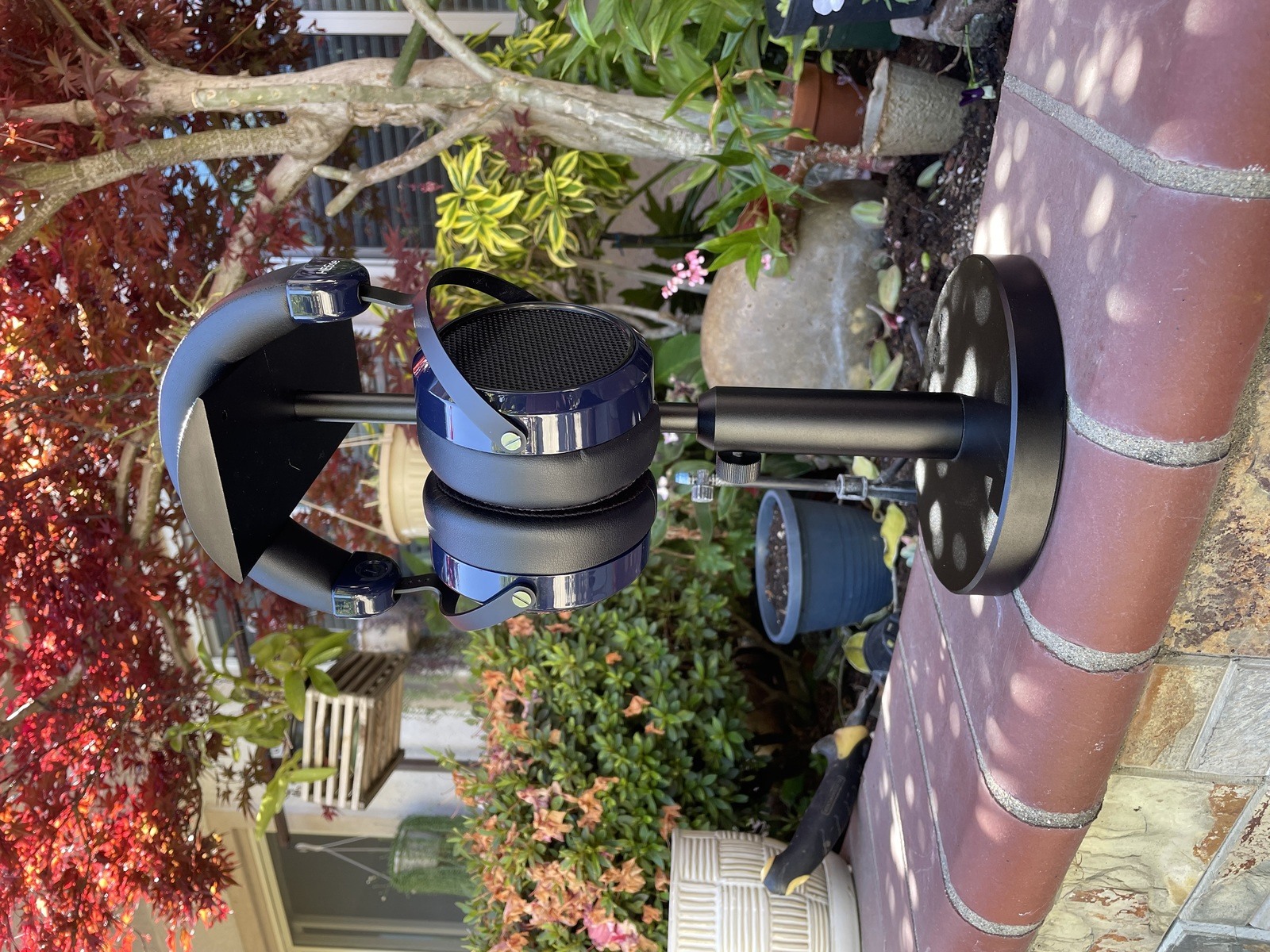 HIFIMAN HE6se V2 on Woo Audio HPS-T headphone stand next to garden